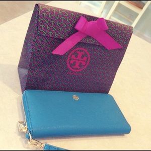 TORY BURCH: Robinson Passport Continental Wallet